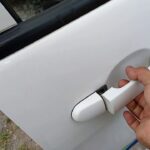 Cómo cambiar el tirador exterior de la puerta del coche: guía paso a paso Cómo cambiar la bombilla H7 del Renault Megane 2